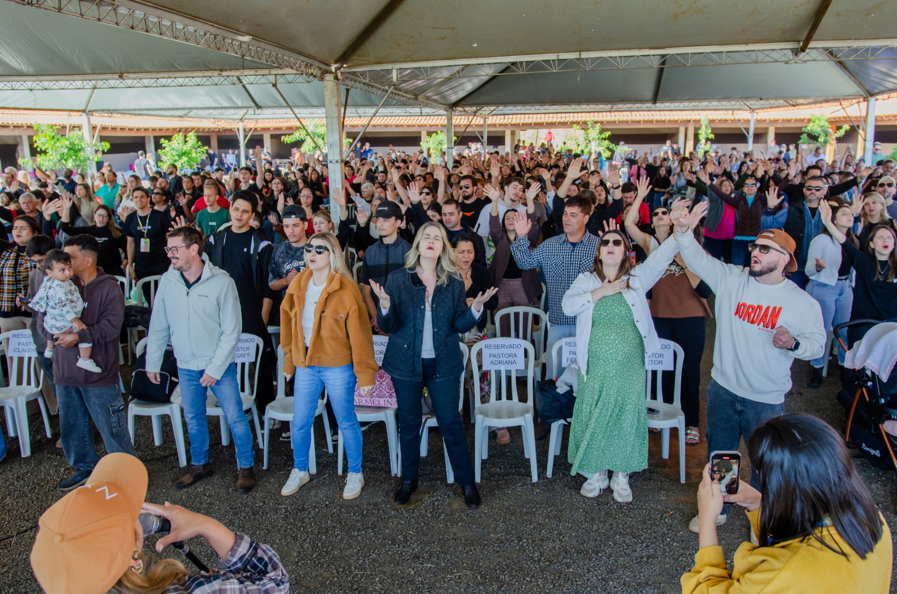 Comunidade reunida em adoração na Voe Farm